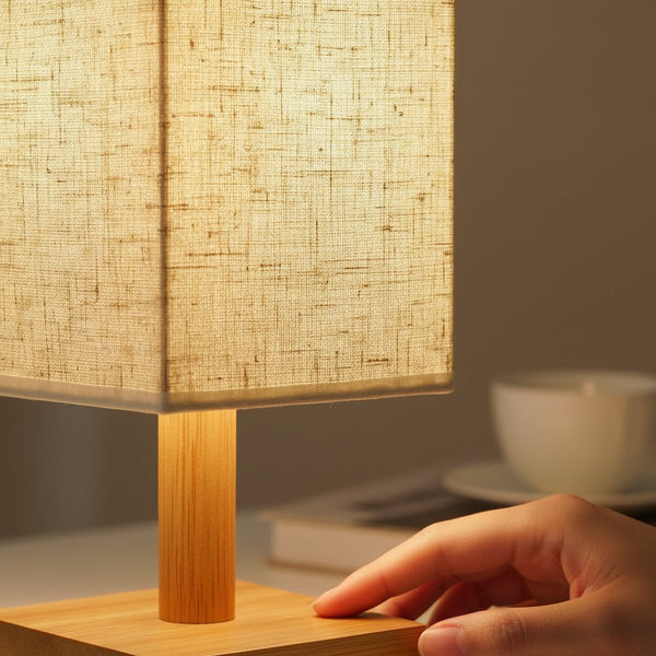 Modern Bambu Altlıqlı Masaüstü Lampa – Kətan Abajur və Yumşaq İşıqlandırma